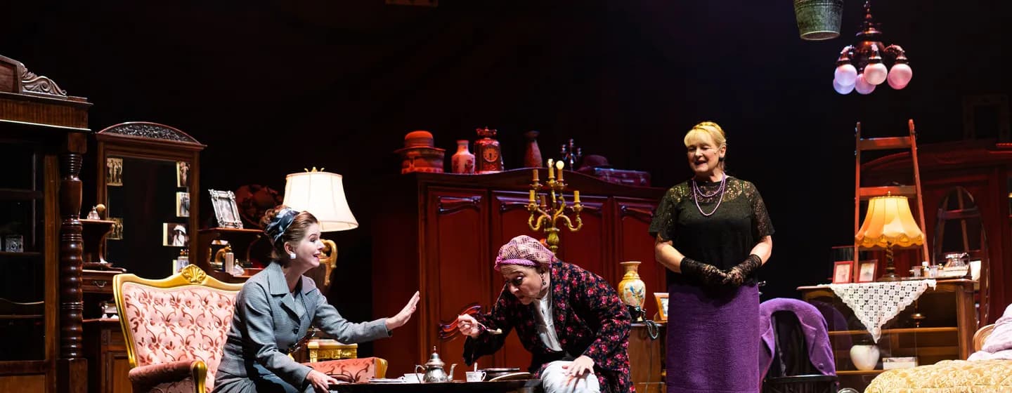 Mici néni két élete