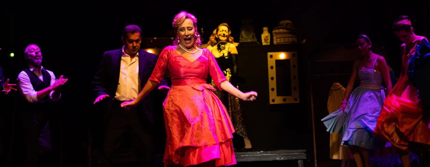 Mici néni két élete