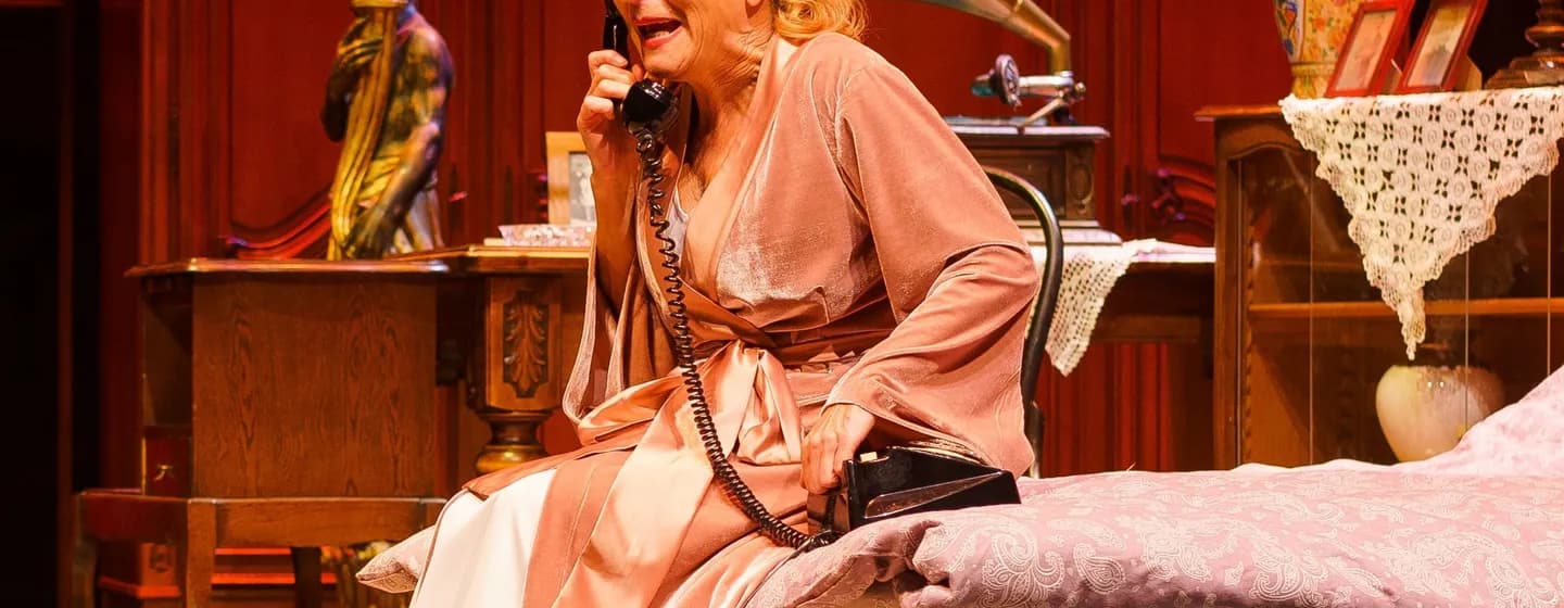 Mici néni két élete